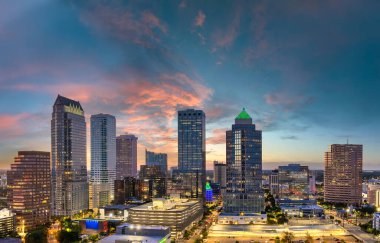 Tampa 'nın şehir merkezi, Florida, ABD gün batımından sonra. Modern Amerikan kentsel bölgesinde parlak ışıklandırılmış yüksek binalar