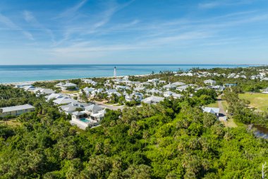 Meksika Körfezi kıyısındaki yeşil palmiye ağaçları arasında pahalı malikaneler Gasparilla Adası 'ndaki Boca Grande adlı küçük bir kasabada, ABD' nin güneybatısında. Zengin sahil manzaralı bir yer..