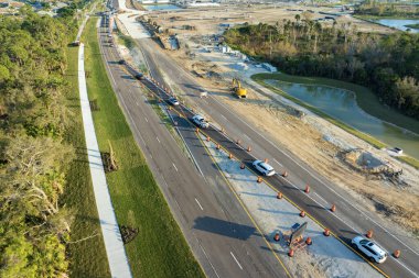Meşgul Amerikan otoyolunun hava manzarası yapım aşamasında. Trafik altyapısının gelişimi. Devlet ulaşım kavramı.