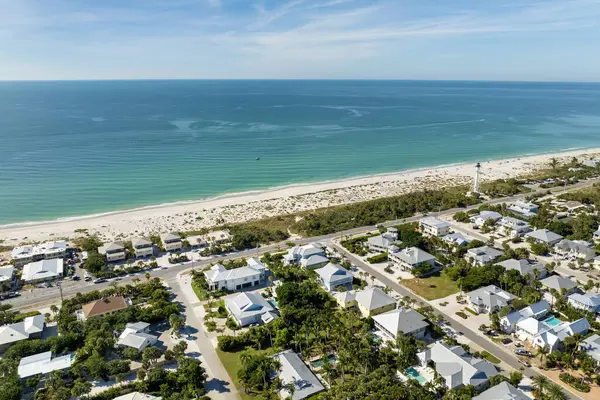 Varlıklı sahil manzaralı bir yer. Meksika Körfezi kıyısındaki yeşil palmiye ağaçları arasında pahalı malikaneler. Gasparilla Adası 'ndaki küçük Boca Grande kasabası..