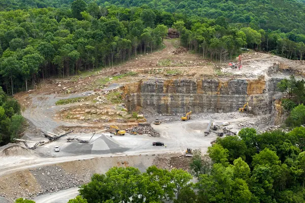 Kuzey Carolina Appalachians, ABD 'deki endüstriyel açık maden sahasında kireçtaşı ocağı.