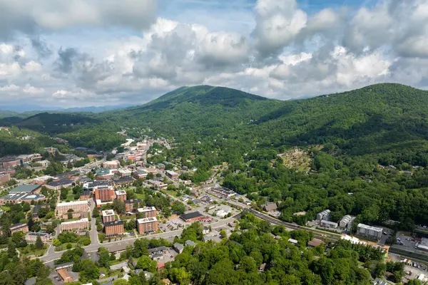 Blue Ridge Dağları 'ndaki küçük bir kasaba. Boone, Kuzey Carolina. Dar sokakları ve tarihi binaları olan kırmızı tuğlalı mimari Appalachian Dağları. Popüler turizm merkezi.