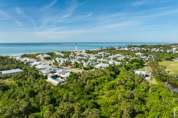 Meksika Körfezi kıyısındaki yeşil palmiye ağaçları arasında pahalı malikaneler Gasparilla Adası 'ndaki Boca Grande adlı küçük bir kasabada, ABD' nin güneybatısında. Zengin sahil manzaralı bir yer..