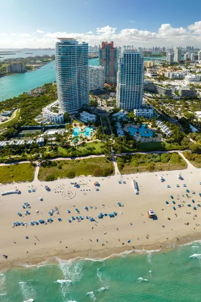 Miami Beach City 'nin güney kıyısı. Florida, ABD 'de turist altyapısı. Güney Sahili Yüksek Lüks oteller ve apartmanlar.