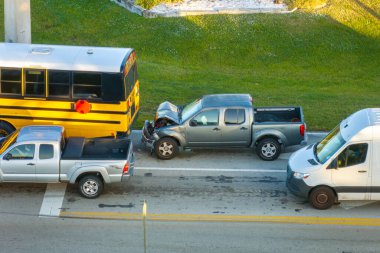 Okul otobüsü ve kamyonet kazası. Amerikan caddesindeki kaza yerine ilk müdahale ekipleri yardım ediyor. ABD 'de trafik kazası..