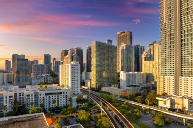 Miami, Florida 'nın büyük şehri. Gün batımında ABD şehir merkezindeki gökdelen binaları. Ticari finans bölgesiyle Amerikan megapolis.
