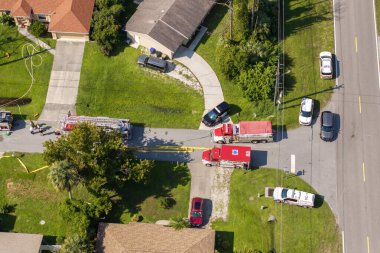 Florida 'daki olası yangın tehlikesine acil servis personeli cevap veriyor. İlk müdahale ekipleri yanan evdeki yangını söndürmeye hazır..