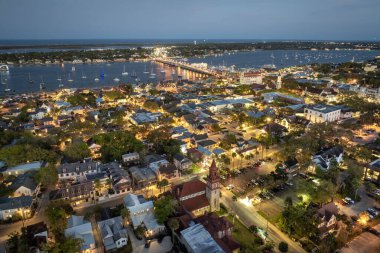 Eski Amerikan mimarisi. Gün batımında Florida 'daki St. Augustine şehrinin hava manzarası..