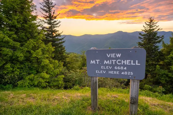 Mitchell Dağı Blue Ridge Parkway 'e bakıyor. Kuzey Carolina Appalachian dağlarında manzaralı bir yolculuk..