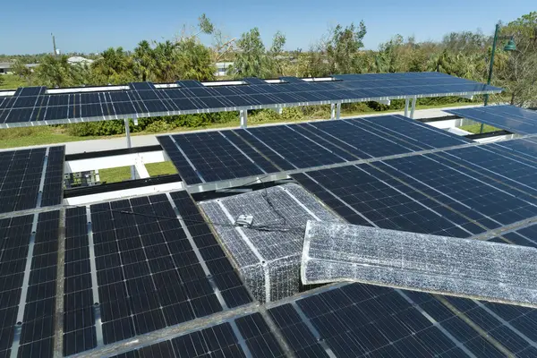 Fotovoltaik teknolojinin başarısızlığı kentsel altyapıya entegre edildi. Park yerinin gölgelik çatısı olarak park halindeki elektrikli arabaların güneş panellerine rüzgar hasarı.