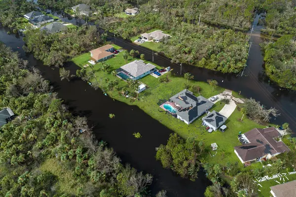 Doğal afet sonrası. Florida yerleşim bölgesinde Ian kasırgası ile sel basmış evler..