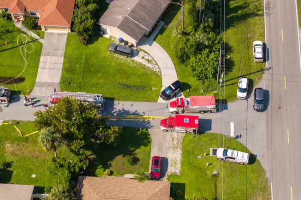 Florida 'daki olası yangın tehlikesine acil servis personeli cevap veriyor. İlk müdahale ekipleri yanan evdeki yangını söndürmeye hazır..