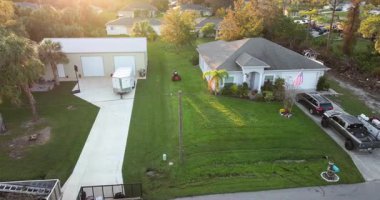 Bahçe bakımı servisi. Sıfır dönümlü çim biçen işçi traktörü