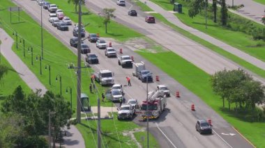 Florida 'da otoyolda araba kazası. Acil servis personeli ABD 'de şehir caddesinde araba kazası kurbanlarına yardım ediyor.