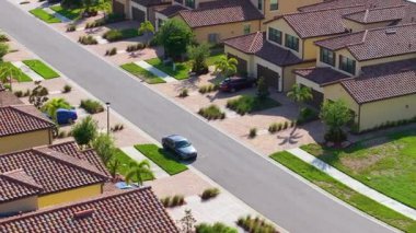 Florida banliyölerinde apartman tarzı evler, yeşilliklerle çevrili ve Amerika 'da yaşayan modern banliyöler için tasarlanmış.