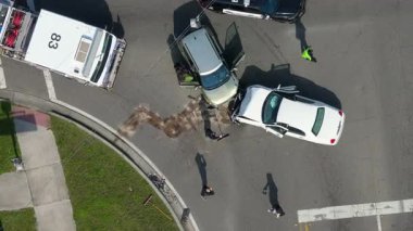 Florida 'da şehir caddesinde araba kazası. Dikkati dağılmış sürüş ve hız sonucu. ABD 'de trafik kazasında acil servis