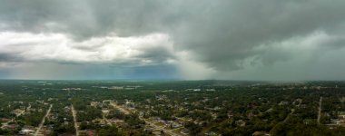 Kasaba üzerinde sağanak fırtınadan önce fırtınalı gökyüzünde oluşan kara uğursuz bulutların manzarası..