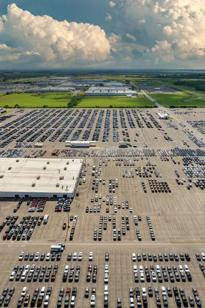 Otomotiv endüstrisi. Üretim fabrikası deposuna yeni araba ithal veya ihracatı. Lojistik sektörü otoparkında satılık araçlar.