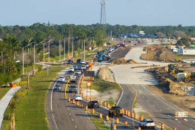 Amerikan otobanındaki yol çalışması şantiyesi. Şehir ulaşım kavşağının gelişimi.