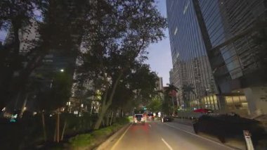 Araba bakış açısı. Miami, Florida 'daki şehir sokağında gece araba sürüyor. Ulaşım ve trafik kavramı