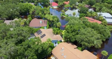 Florida 'nın banliyölerinde tropik yağmur fırtınası yerleşim yerlerini sular altında bıraktı. Kasırga Sonrası.