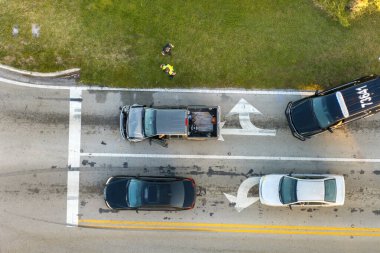 Florida 'da otoyolda araba kazası. Acil servis personeli ABD 'de şehir caddesinde araba kazası kurbanlarına yardım ediyor..