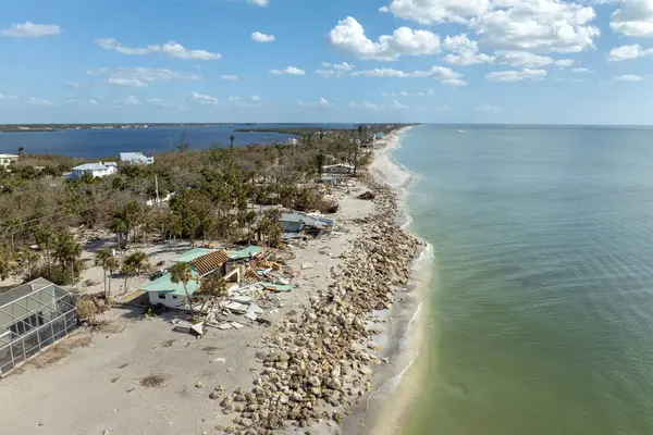 Yıkıma ya da onarıma ihtiyacı olan yıkılmış binalar. Fırtına dalgası suları dalgalandırdı ve rüzgâr evlerin çatılarını tahrip etti ve Florida 'da kasırga üstüne duvarlar çöktü..