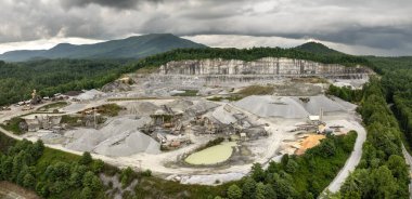 İnşaat endüstrisi için kireçtaşı malzemelerinin açık maden alanının hava görüntüsü.