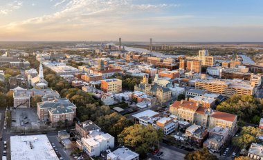 Savannah, Georgia 'da tarihi mimarisi olan panoramik şehir manzarası. Akşamları Güney Amerika mimarisi.