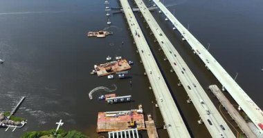 Amerikan otoyol köprüsünün hava manzarası yapım aşamasında. Asker J.D. 'ye yeni şeritler ekliyorum. Ellenton 'daki Manatee Nehri' ni geçen Young Memorial Köprüsü. Trafik altyapısının geliştirilmesi
