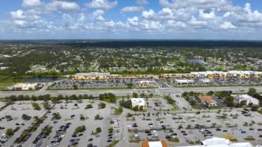 North Port, Florida 'da alışveriş merkezlerinin ve geniş Amerikan otoyolunun hava manzarası. ABD ulaşım altyapısının üstünden görüntüle