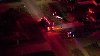 Amerikan caddesinde araba kazası. Acil servis, ABD 'de trafik kazası kurbanlarına yardım ediyor.