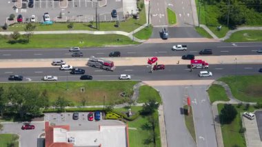 Amerikan caddesindeki kazaya acil servis personeli ve araçların karıştığı bir kaza alanı. ABD 'de trafik kazasına ilk müdahale ekipleri yardım ediyor.