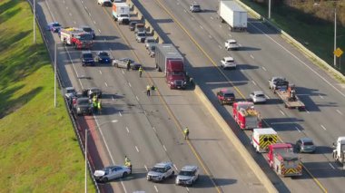 Amerikan otobanındaki kazaya acil servis personeli müdahale ediyor. Araç kazası kurbanlarına ilk yardım ekipleri