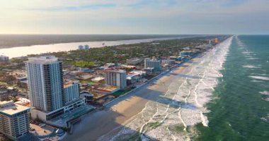 Daytona Sahili, Florida. Lüks sahil otelleri ve apartman binaları güney Amerika kıyı şeridi boyunca uzanır..