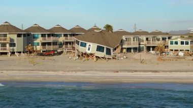 Okyanus kıyısındaki yıkılmış ev. Milton Kasırgası 'nın Florida' daki Manasota Key üzerindeki sonuçları. Fırtına şiddetli hasar verdi.