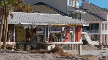 Okyanus kıyısındaki yıkılmış evler. Milton Kasırgası 'nın sonuçları Englewood, Florida' da. Fırtına şiddetli hasar verdi.