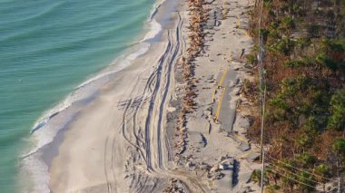 Milton Kasırgası dalgalanmasından sonra Blind Pass Sahili 'nde Manasota Key yolunu yok etti. Florida 'daki liman altyapısında ciddi hasar var..