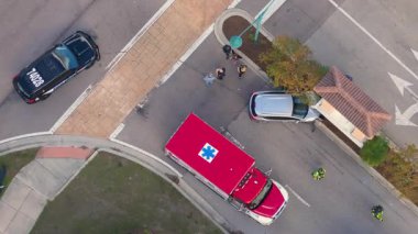 Acil müdahale ekipleri Florida 'daki bir trafik kazasında kurbanlara yardım ediyor. ABD 'deki ilk yardım ve kurtarma ekipleriyle trafik kazası.