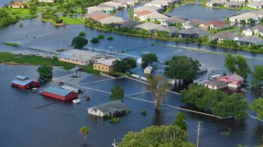 Kasırga yağmurlarından sonra tarım arazisi sular altında kaldı. Florida 'da sualtı çiftlik binaları yağmur suları altında. Güney Amerika 'daki doğal afet sonrası