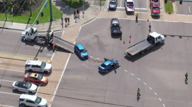 İlk müdahale ekipleri araba kazası alanına yardım ediyor. Çekici kamyonu kaza yapmış. Amerikan caddesindeki trafik kazasına acil servis.