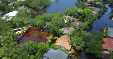 Florida yerleşim bölgesindeki kasırga yağmur sularından evleri su basmış. ABD 'nin güneyindeki doğal afet sonrası.