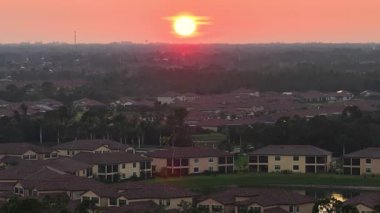 Florida mahallesinde çok katlı evler, banliyöde gayrimenkul geliştirme ve modern yaşam alanları sergileniyor.