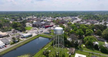 Tarihi Amerikan küçük kasaba mimarisi. Starke 'da su kulesi, Florida' da eski bir kasaba. Yukarıdan sokaklar ve binalar
