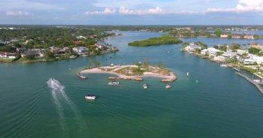 Venedik ve Nokomis, Florida yakınlarındaki bir ada kumsalı ve tekne sıcak noktası, yatlar ve motorlu tekneler için doğrudan ulaşılabilir..