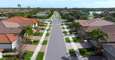 Florida 'nın güneybatısında büyük yerleşim yerleri var. Kırsal ABD banliyölerindeki Amerikan evleri.