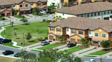 Florida 'nın huzurlu banliyölerinde düşük katlı apartman daireleri, Amerika Birleşik Devletleri' nde planlanan konut geliştirme örnekleri