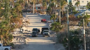 Milton Kasırgası 'ndan sonra Florida' daki Manasota Key Yolu 'nda enkaz yığınları var. Şiddetli hasar gören evlerin atıkları. Doğal afetin sonuçları.