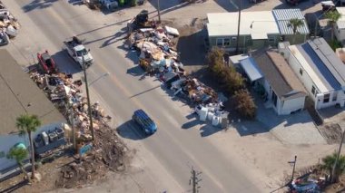 Florida 'da yol kenarındaki enkaz yığınları. Kasırga sonrası temizlik. Şiddetli hasar gören evlerden gelen çöpler. Doğal afetin sonuçları.