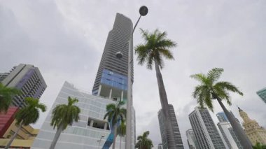 Miami sokaklarında gezen polis arabası. Florida finans bölgesinde yüksek binalar arasında Amerikan Bulvarı